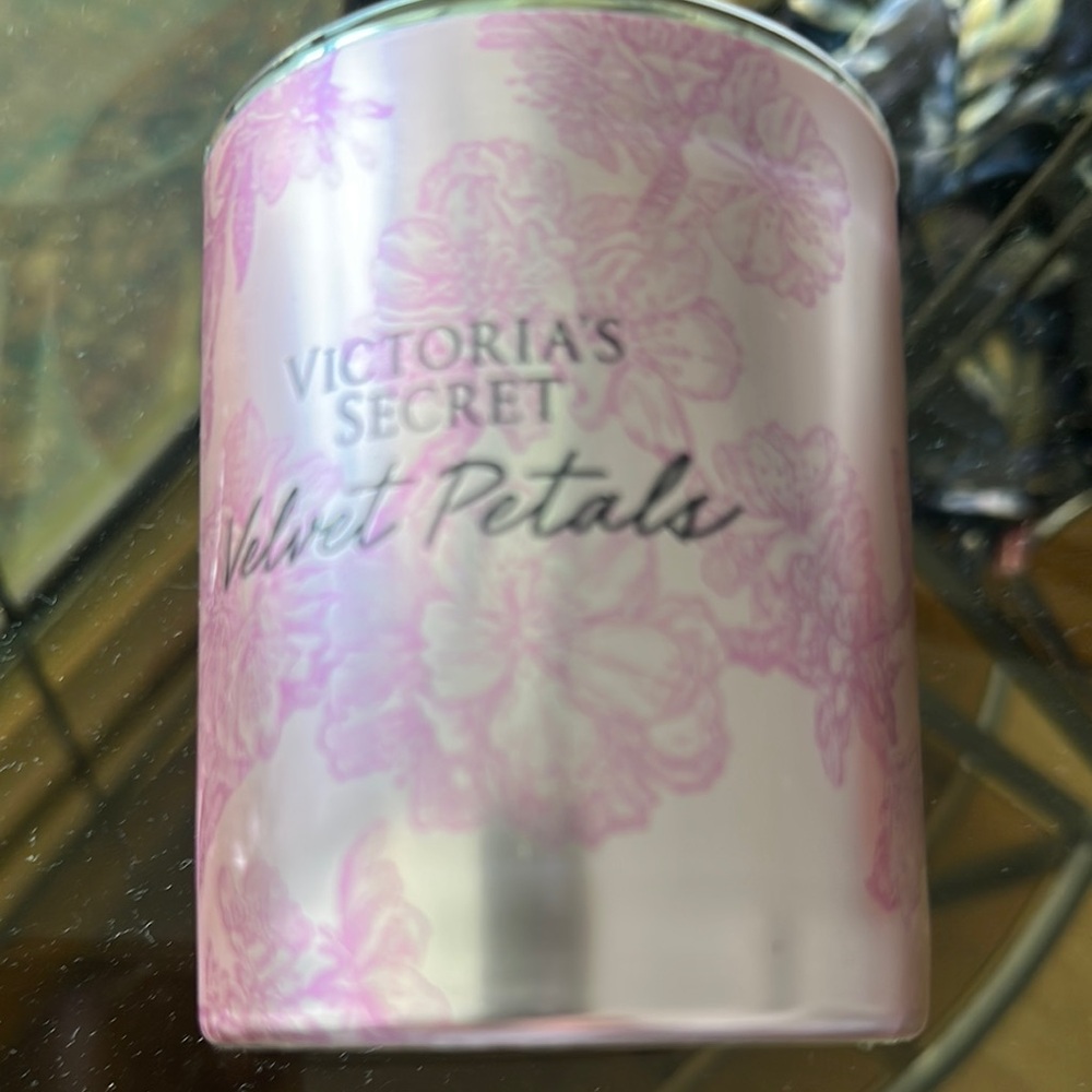 Victoria's Secret Velvet Petals Floral Candle - Picture 4 of 6